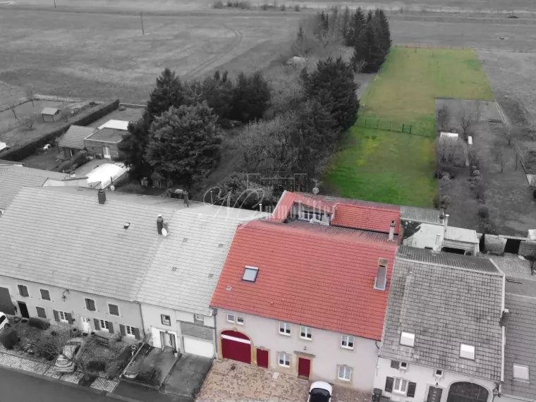 Magnifique maison de 295 m² avec terrasse, cour, et garage sur un