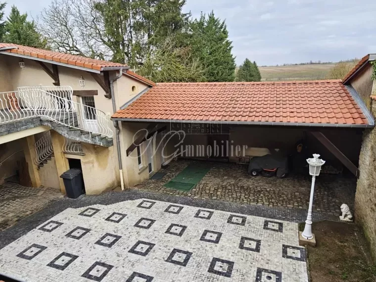 Magnifique maison de 295 m² avec terrasse, cour, et garage sur un terrain de 31.95 ares à Servigny-les-sainte-barbe (F-57)