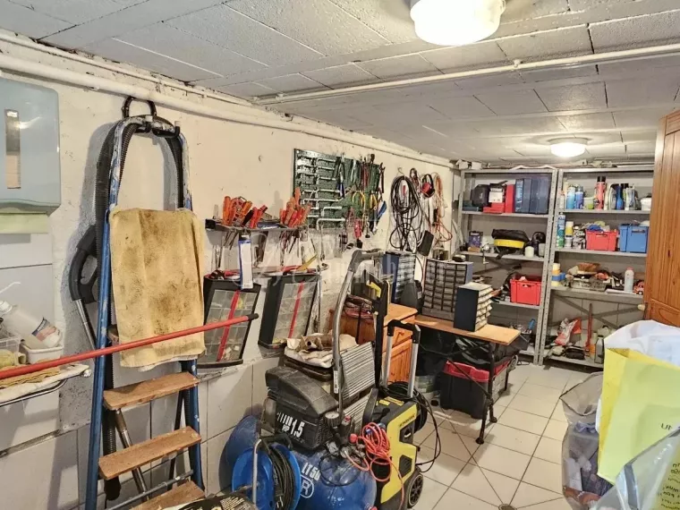 Magnifique maison de 295 m² avec terrasse, cour, et garage sur un