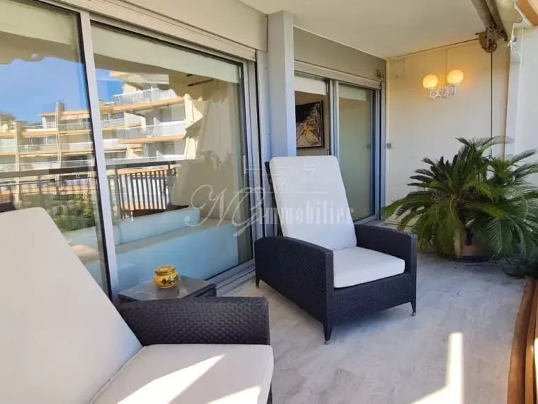 Appartement de standing, 100 m² avec vue fleuve et port et magnifique terrasse panoramique à Mandelieu-la-napoule
