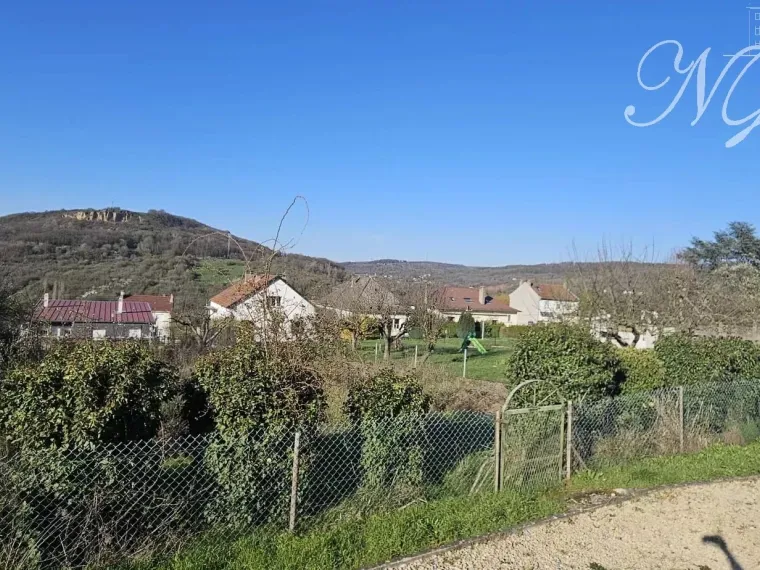 Terrain constructible avec vue exceptionnelle à Sierck-les-bains (F-57) dans une impasse très calme