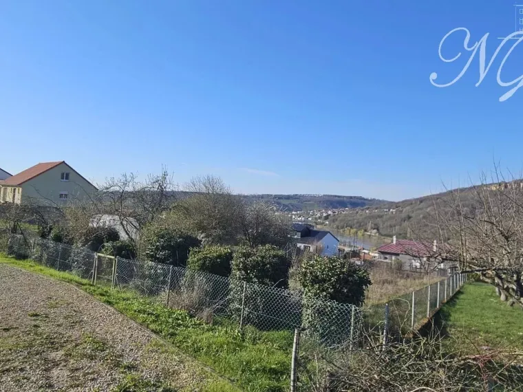 Terrain constructible avec vue exceptionnelle à Sierck-les-bains (F-57) dans une impasse très calme