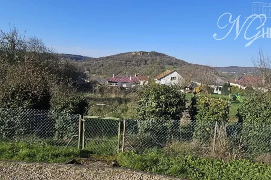 Terrain constructible avec vue exceptionnelle à Sierck-les-bains (F-57) dans une impasse très calme