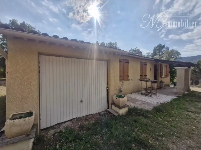 Maison de campagne avec bois de chênes