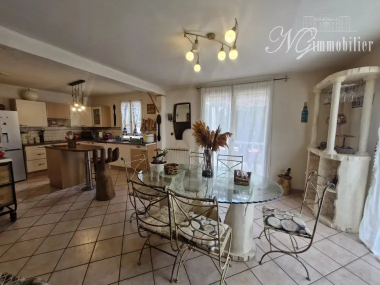 Maison de campagne avec bois de chênes