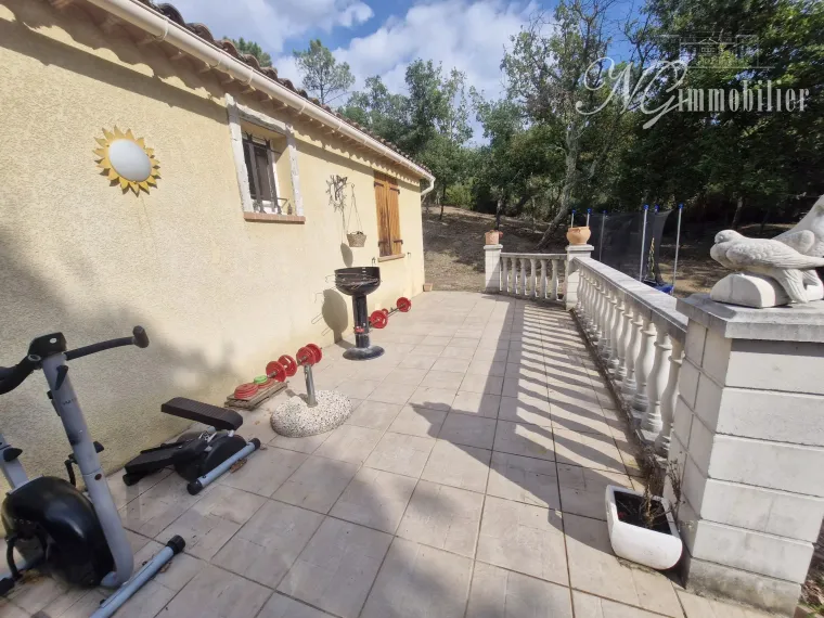 Maison de campagne avec bois de chênes