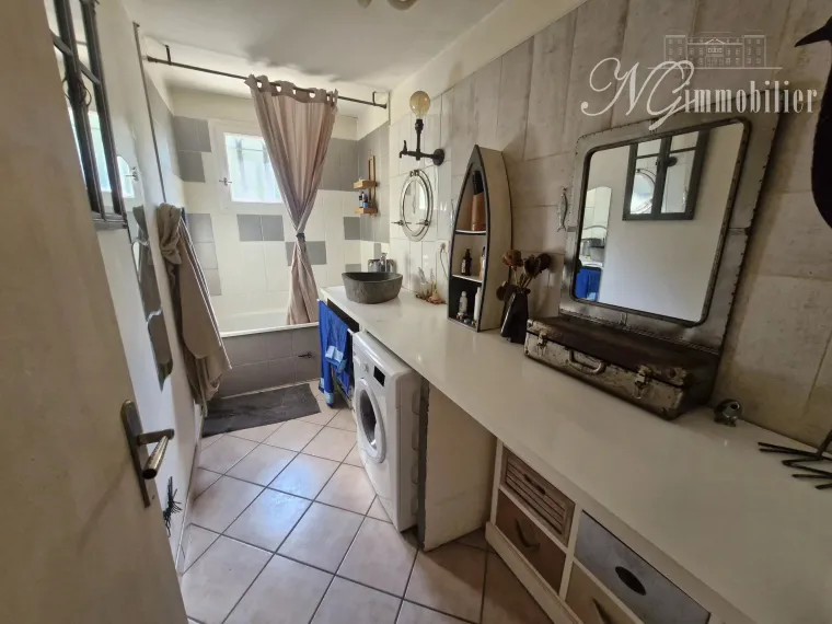 Maison de campagne avec bois de chênes