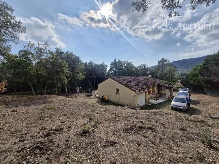 Maison de campagne avec bois de chênes