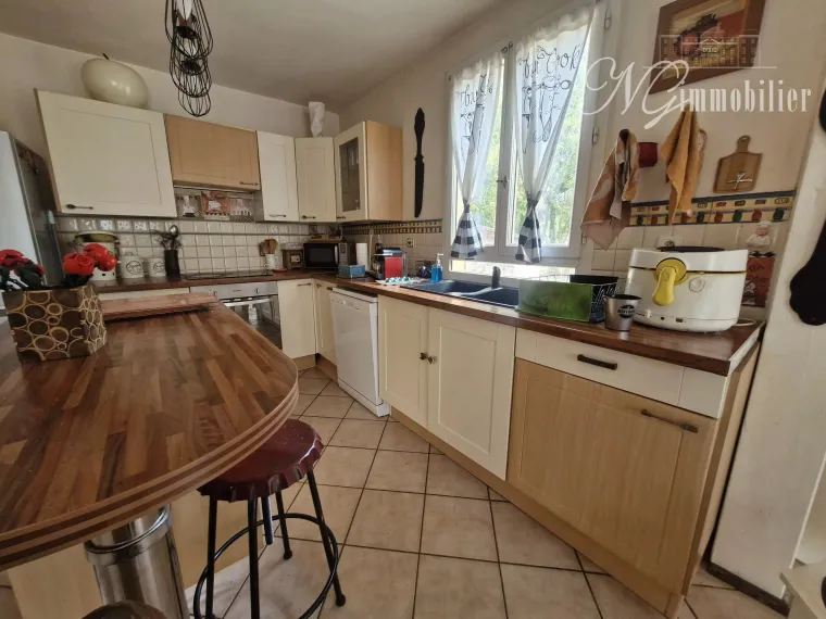 Maison de campagne avec bois de chênes