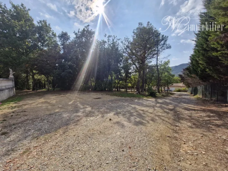 Maison de campagne avec bois de chênes