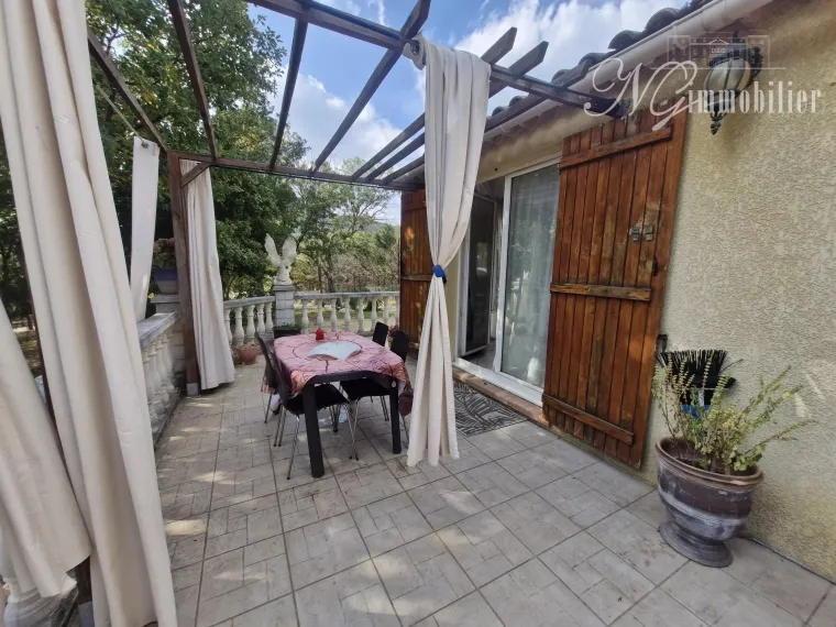 Maison de campagne avec bois de chênes