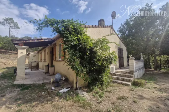Maison de campagne avec bois de chênes