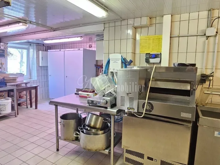 Restaurant, fond de commerce avec deux appartements loués à Volmerange-les-mines (F-57)
