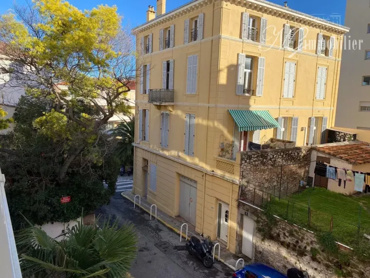 À VENDRE – Studio avec balcon et parking à Cannes