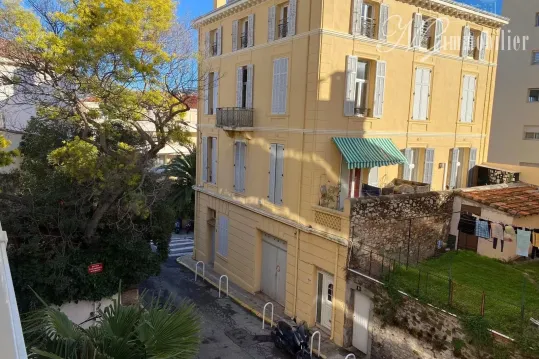 À VENDRE – Studio avec balcon et parking à Cannes