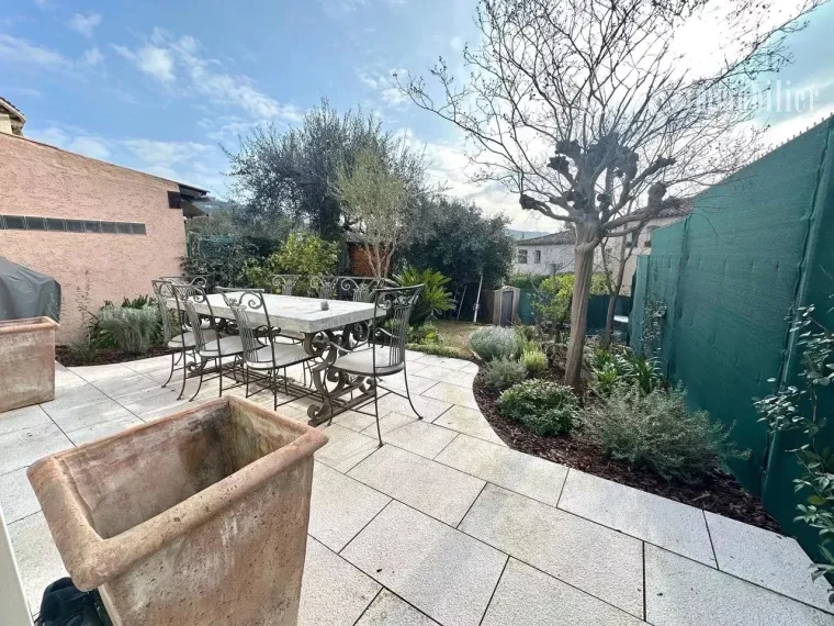 À VENDRE – Charmante maison mitoyenne à Grasse ?
