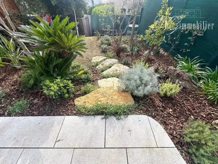 À VENDRE – Charmante maison mitoyenne à Grasse ?