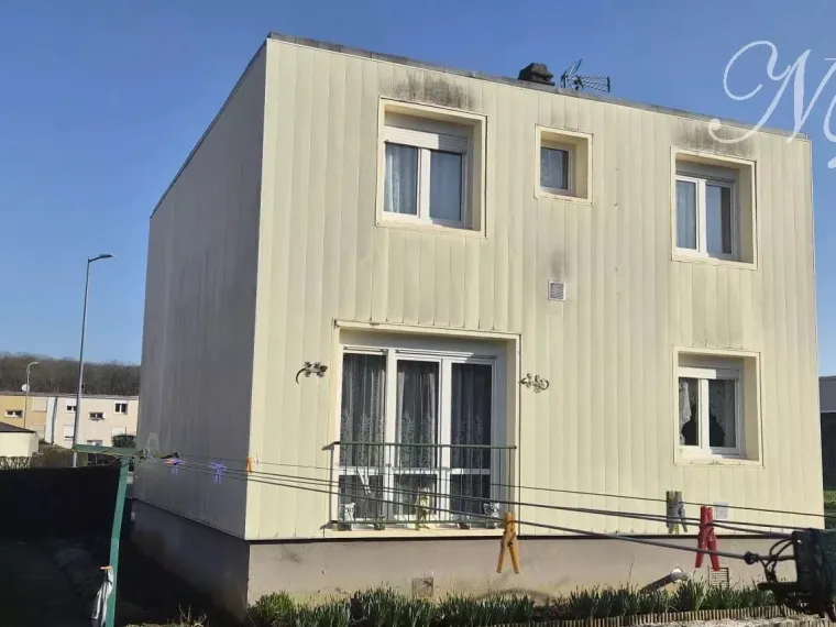 Maison mitoyenne de 137 m² total avec 4 chambres et garage à Guénange (F-57)