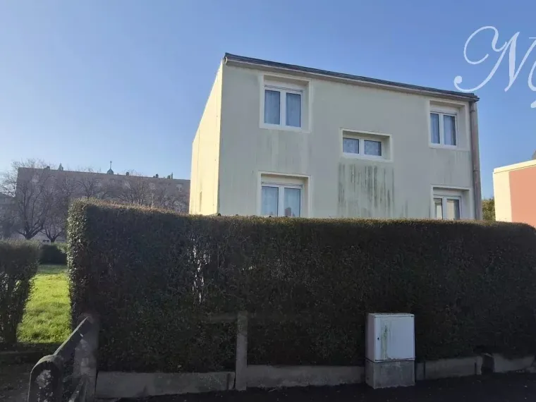 Maison mitoyenne de 137 m² total avec 4 chambres et garage à Guénange (F-57)