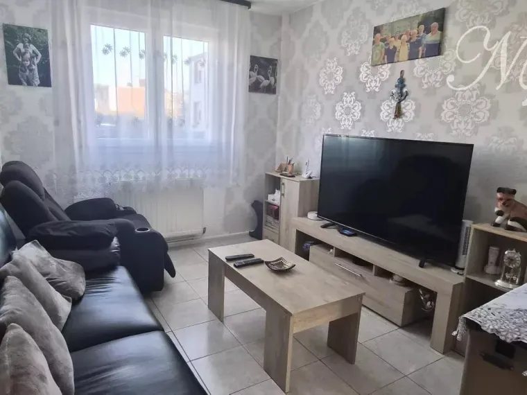 Maison mitoyenne de 137 m² total avec 4 chambres et garage à Guénange (F-57)