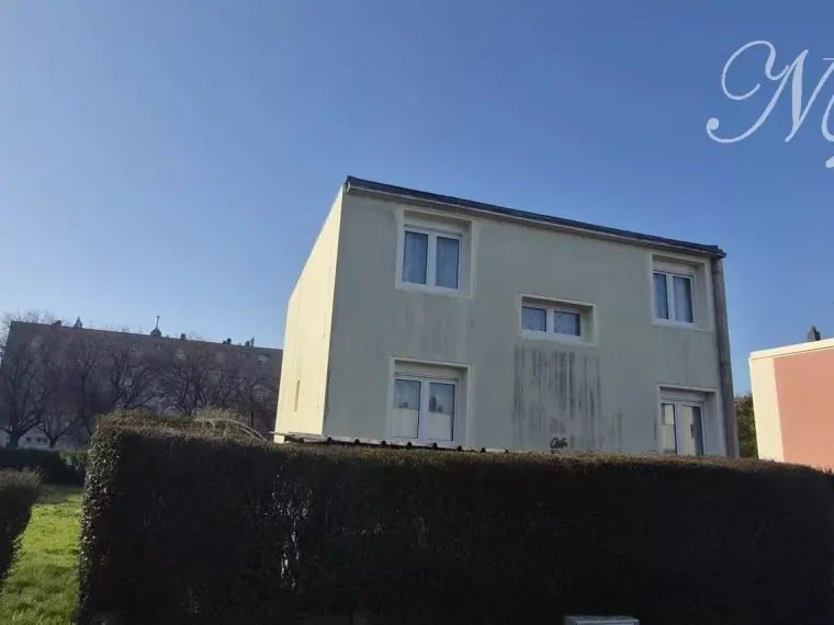 Maison mitoyenne de 137 m² total avec 4 chambres et garage à Guénange (F-57)