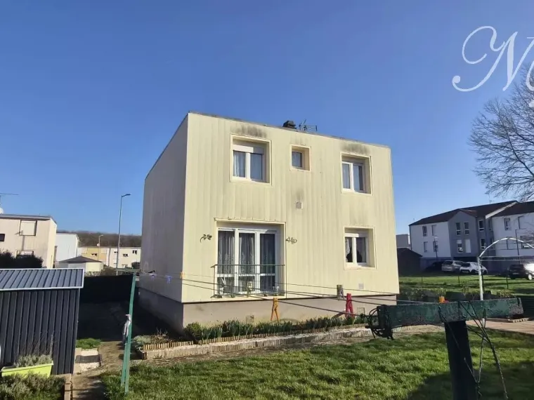 Maison mitoyenne de 137 m² total avec 4 chambres et garage à Guénange (F-57)