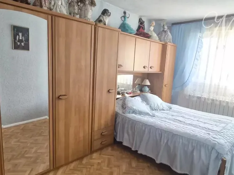 Maison mitoyenne de 137 m² total avec 4 chambres et garage à Guénange (F-57)