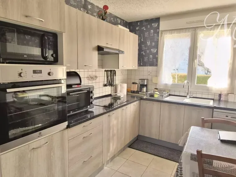 Maison mitoyenne de 137 m² total avec 4 chambres et garage à Guénange (F-57)