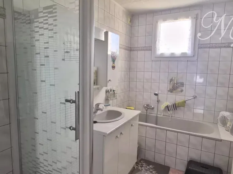 Maison mitoyenne de 137 m² total avec 4 chambres et garage à Guénange (F-57)