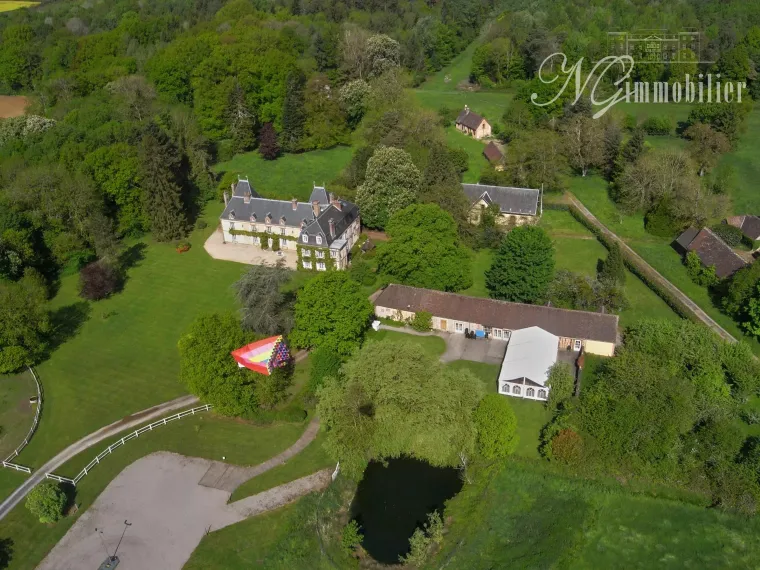Château du XVIIe siècle en campagne normande