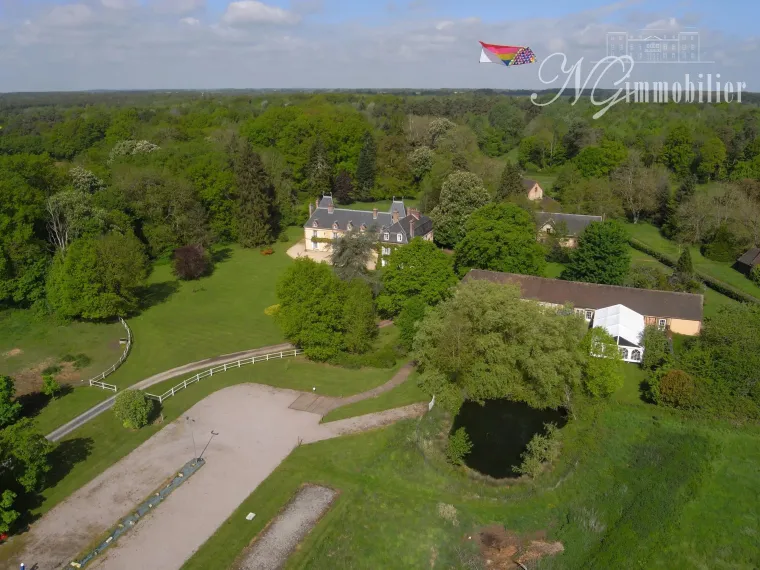 Château du XVIIe siècle en campagne normande