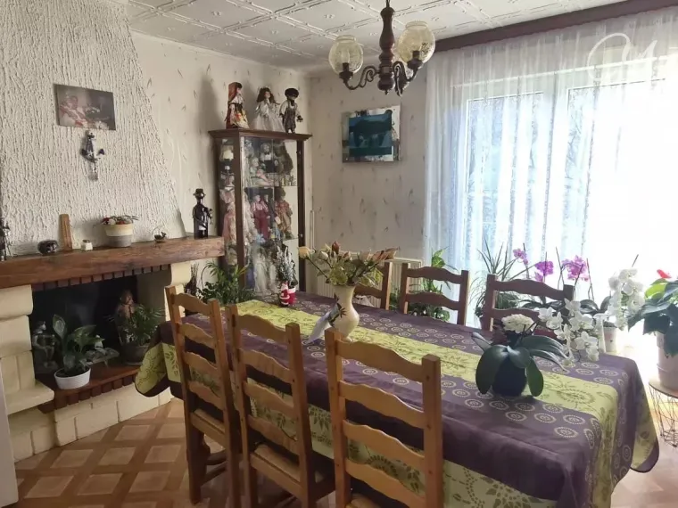Maison mitoyenne de 137 m² total avec 4 chambres et garage à Guénange (F-57)