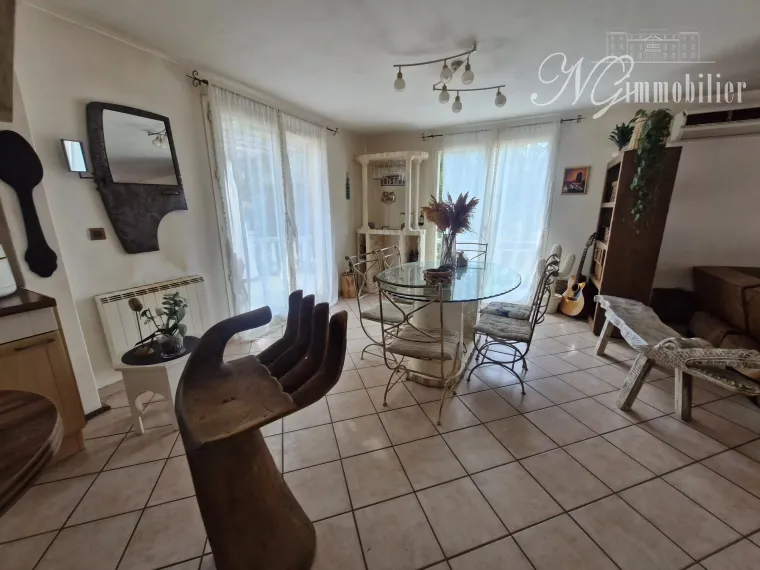 Maison de campagne avec bois de chênes