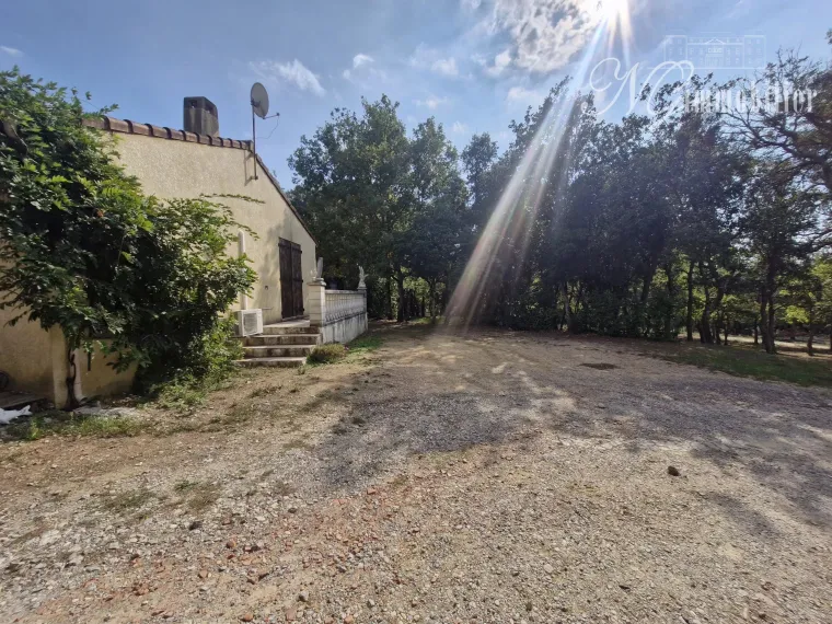 Maison de campagne avec bois de chênes