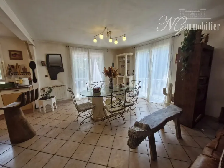 Maison de campagne avec bois de chênes
