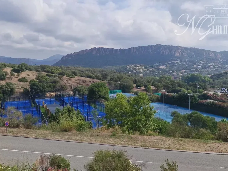 Appt T2 avec loggia vue mer + Piscines +Parking privé en sous-sol ST Raphaël