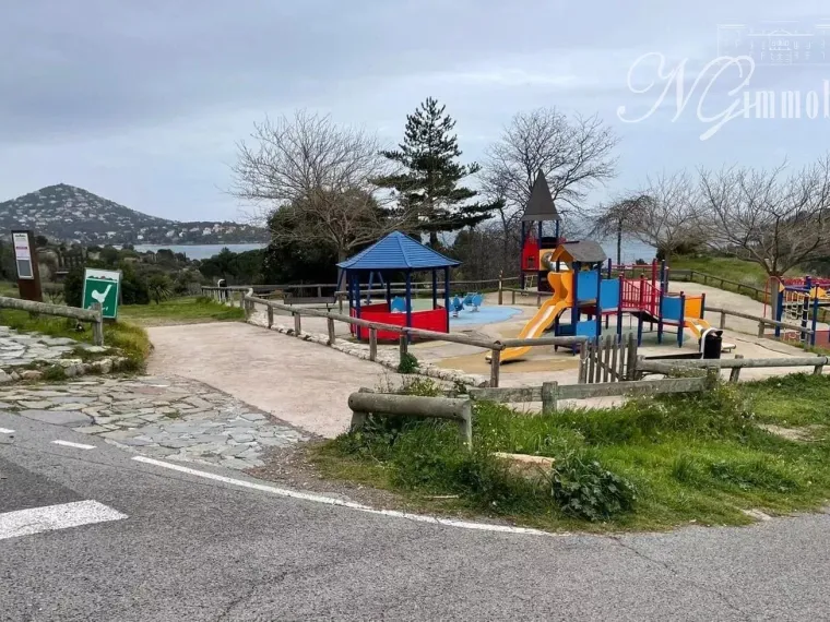 Appt T2 avec loggia vue mer + Piscines +Parking privé en sous-sol ST Raphaël