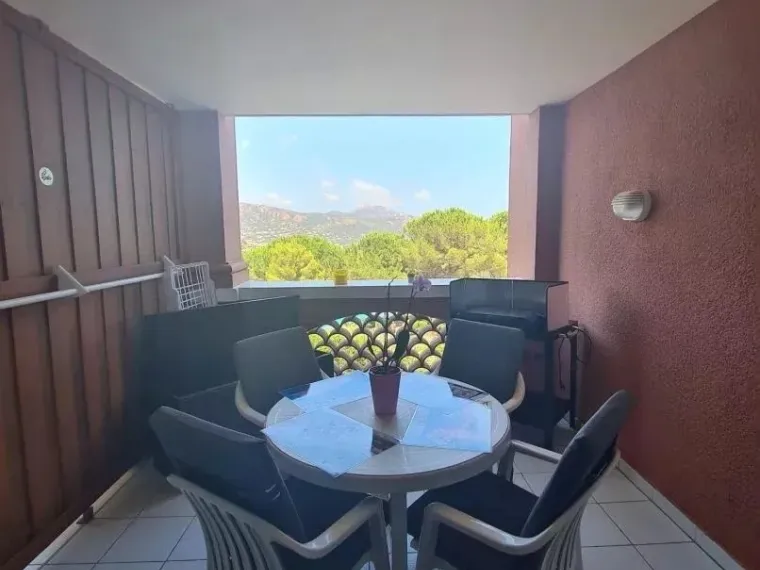 Appt T2 avec loggia vue mer + Piscines +Parking privé en sous-sol ST Raphaël