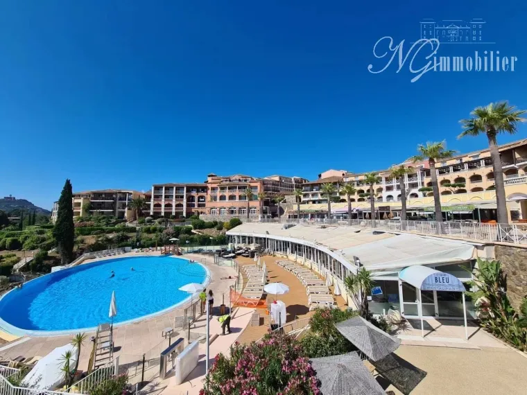 Appt T2 avec loggia vue mer + Piscines +Parking privé en sous-sol ST Raphaël