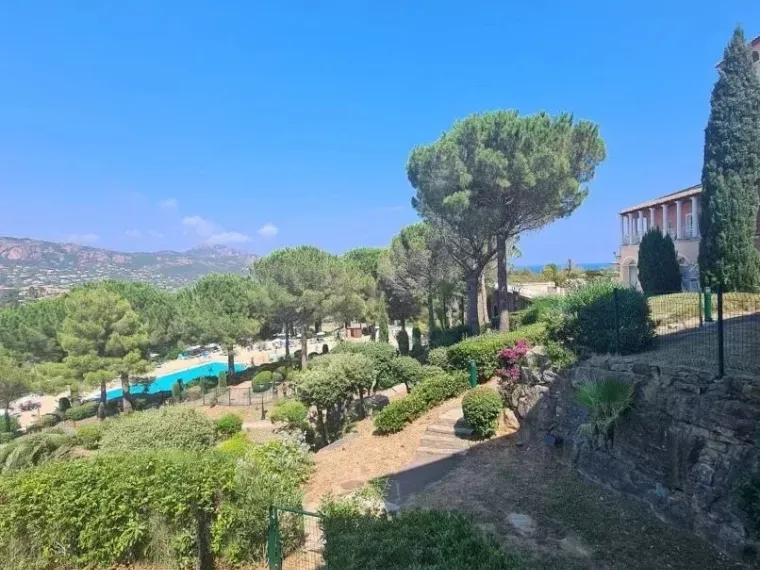Appt T2 avec loggia vue mer + Piscines +Parking privé en sous-sol ST Raphaël
