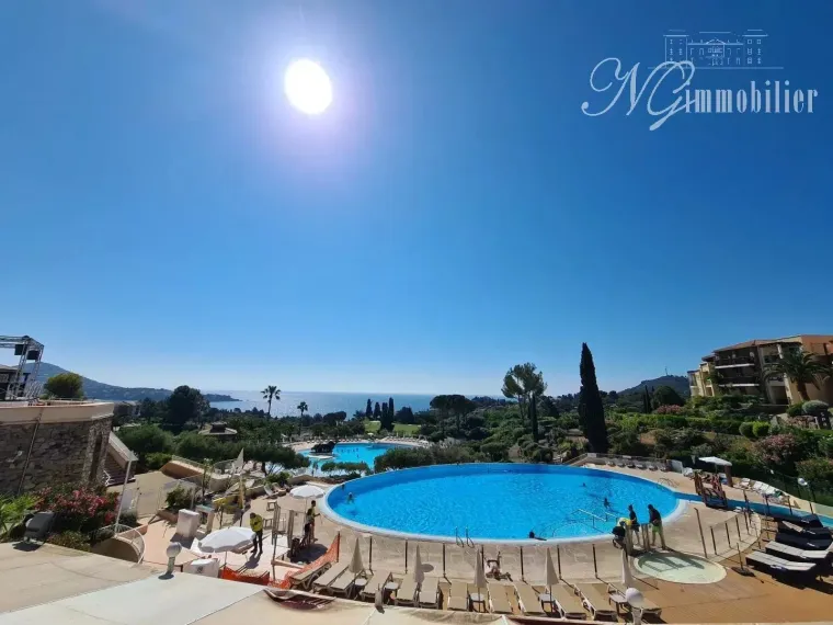 Appt T2 avec loggia vue mer + Piscines +Parking privé en sous-sol ST Raphaël