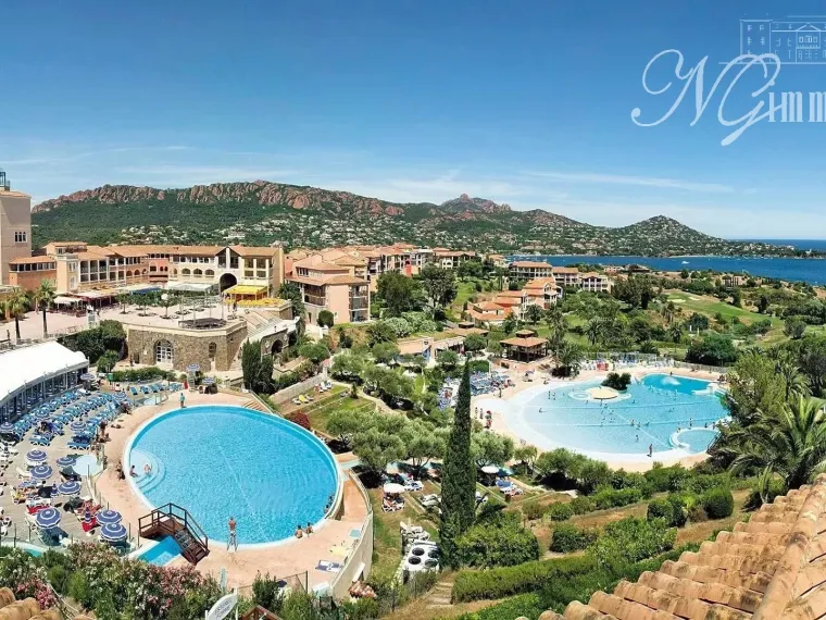 Appt T2 avec loggia vue mer + Piscines +Parking privé en sous-sol ST Raphaël