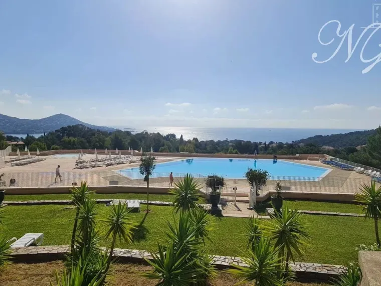 Appt T2 avec loggia vue mer + Piscines +Parking privé en sous-sol ST Raphaël