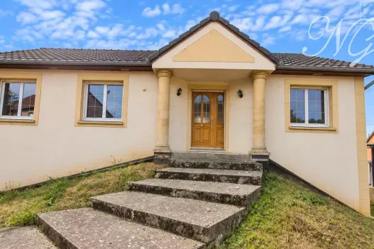BOUZONVILLE – MAISON INDIVIDUELLE PLAIN PIED – 3 CHAMBRES – SOUS-SOL COMPLET – 229 000 € FAI
