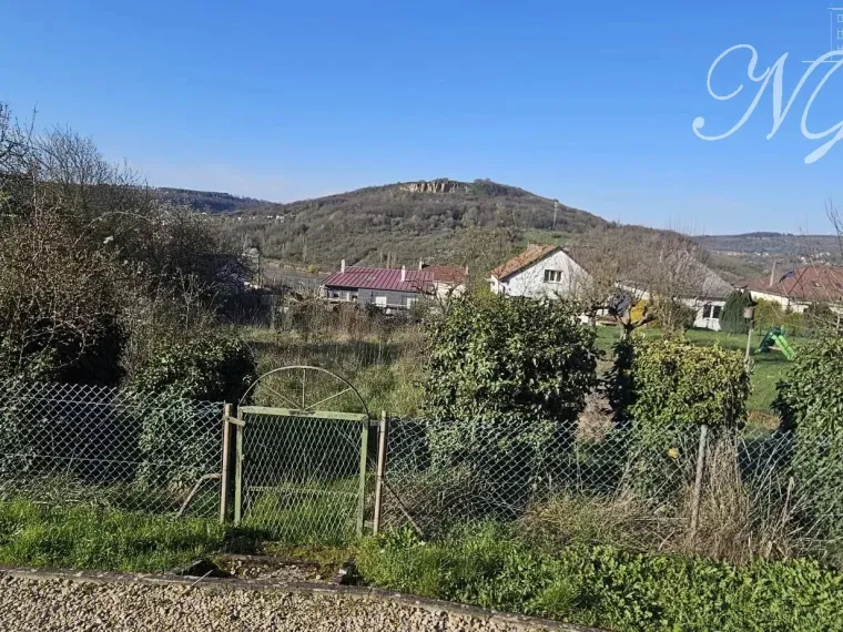 Terrain constructible avec vue exceptionnelle à Sierck-les-bains (F-57) dans une impasse très calme